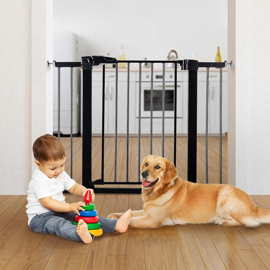 Peuter en hond spelen voor het zwarte traphek in de woonkamer