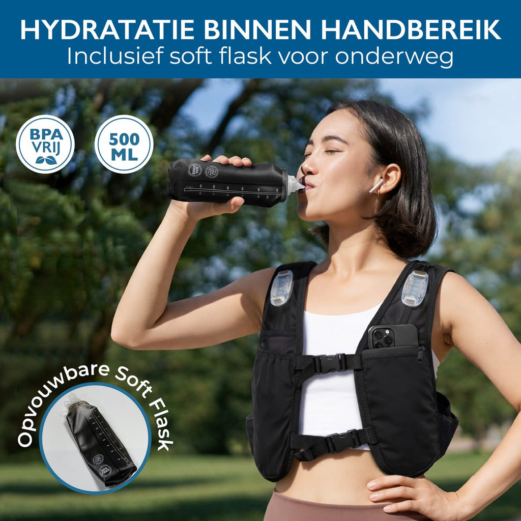 Vrouw drinkt uit de soft flask van het hardloopvest