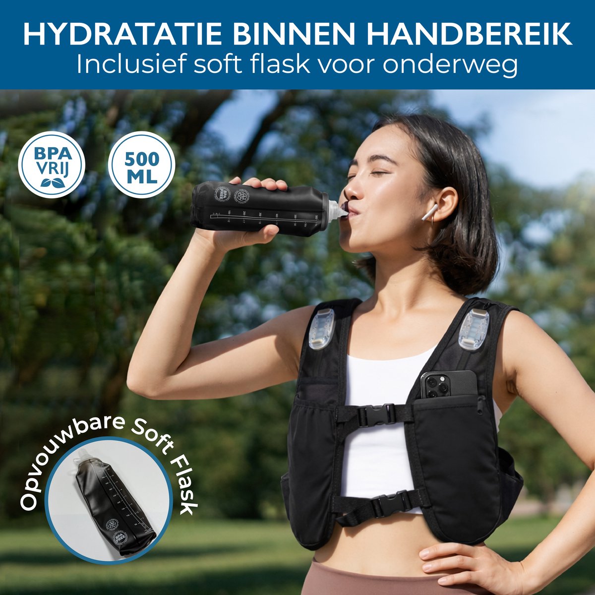 Vrouw drinkt uit de soft flask van het hardloopvest