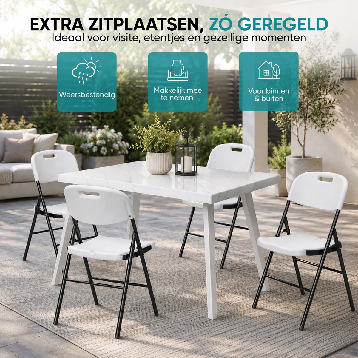 Witte klapstoelen rond een tafel op een terras