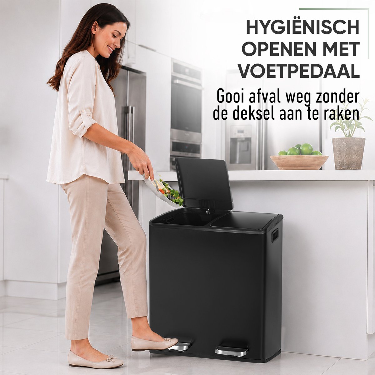 Vrouw opent de afvalscheider met het voetpedaal
