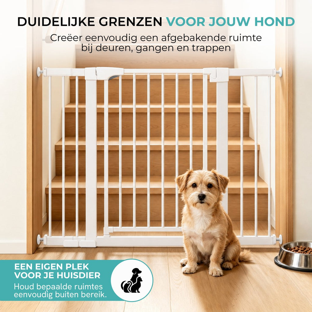 Hond voor het witte hondenhek bij de trap