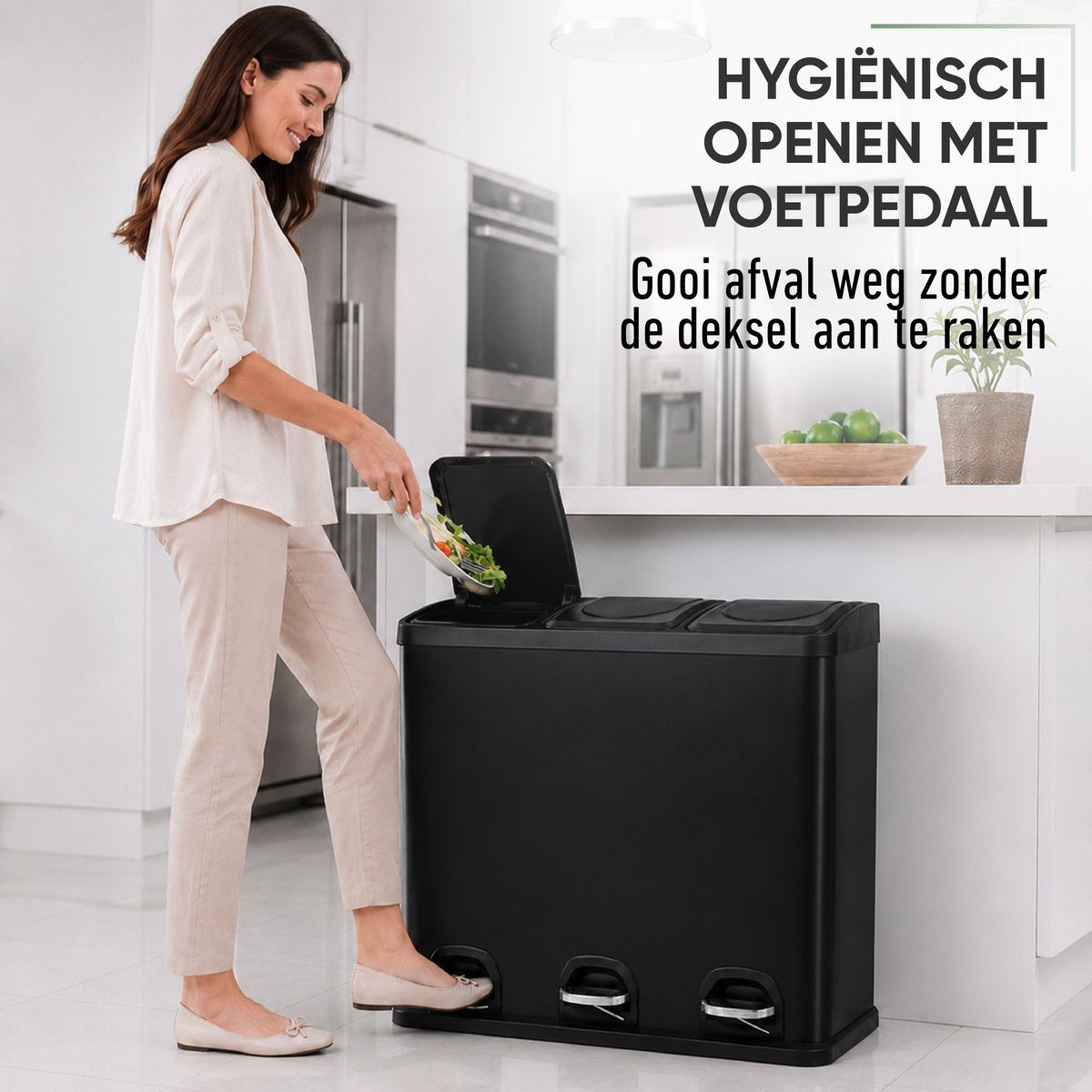 Vrouw opent de zwarte afvalscheider met het voetpedaal