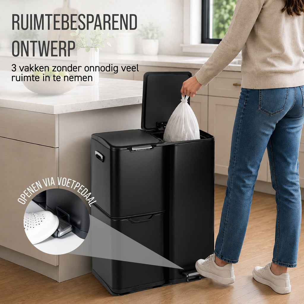 Vrouw haalt een afvalzak uit de zwarte afvalscheider – ruimtebesparend ontwerp