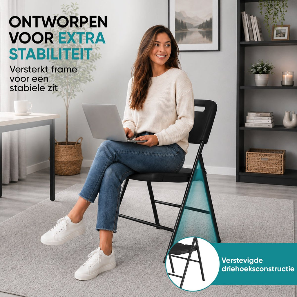 Vrouw met laptop op een zwarte klapstoel – stabiel frame