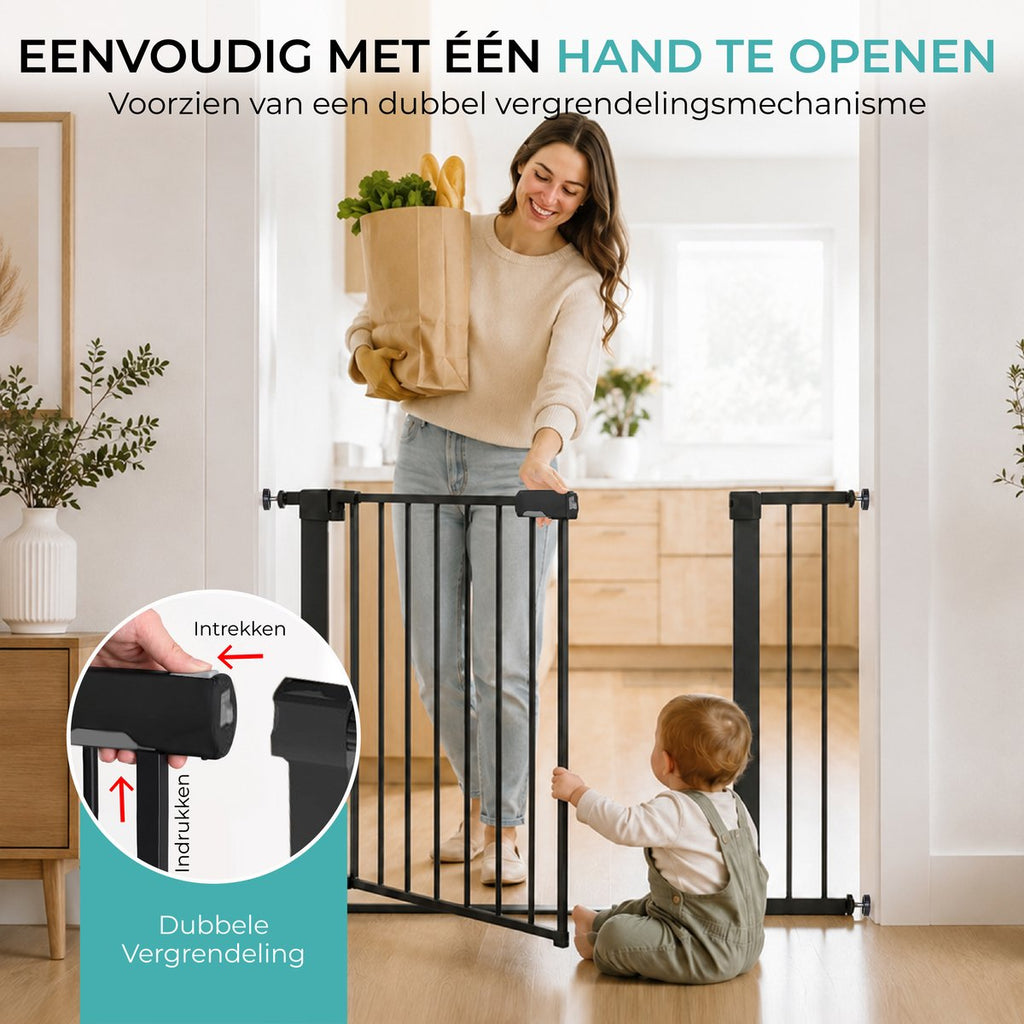 Moeder opent het zwarte traphek met één hand