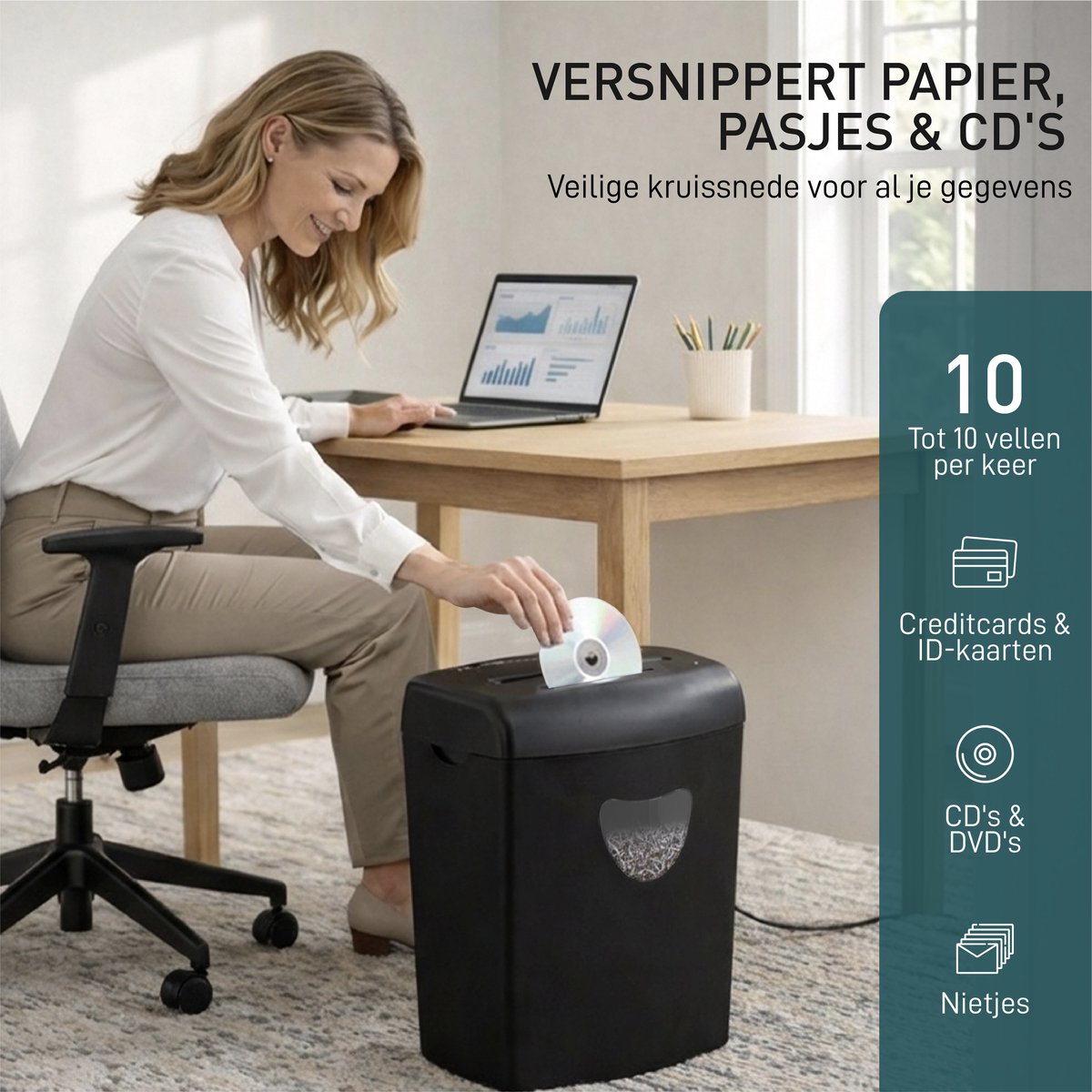 Vrouw versnippert papier aan haar bureau – papier, pasjes en cd's