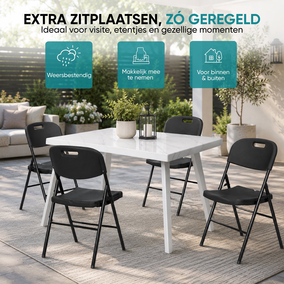 Zwarte klapstoelen rond een tafel op een terras