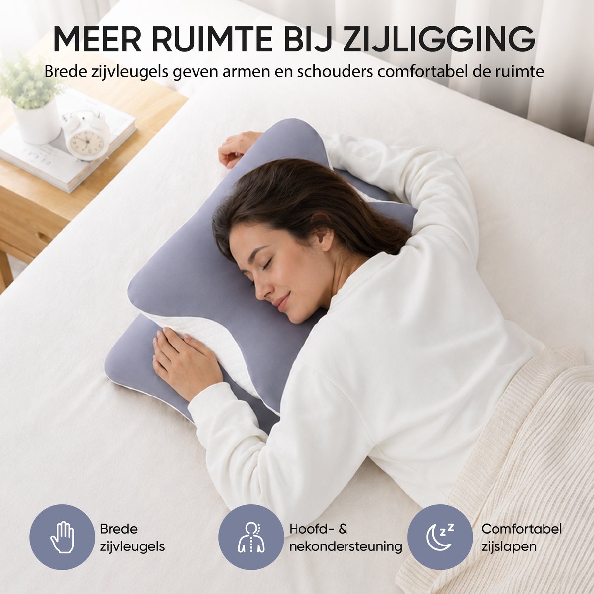 Vrouw slaapt op haar zij op het blauwgrijze hoofdkussen