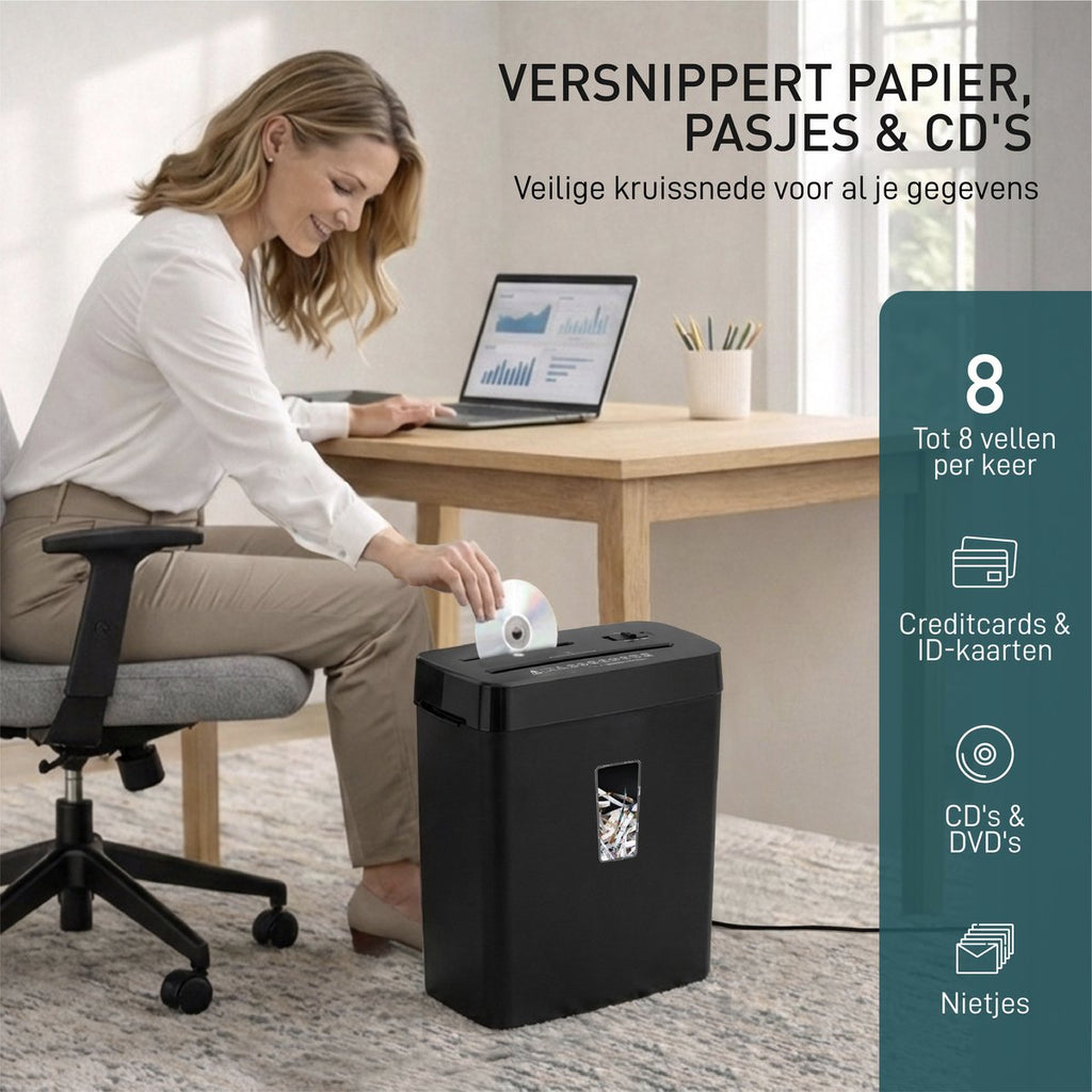 Vrouw versnippert papier aan haar bureau – papier, pasjes en cd's