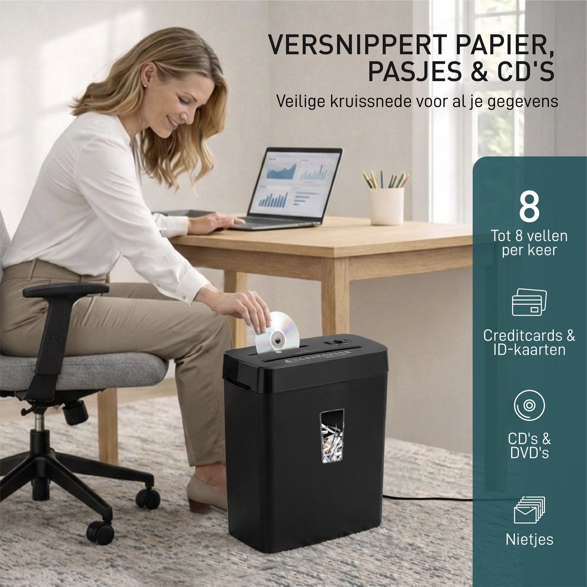 Vrouw versnippert papier aan haar bureau – papier, pasjes en cd's