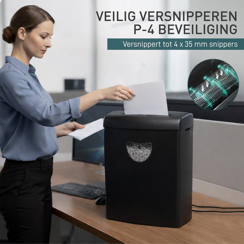 Vrouw gebruikt de papierversnipperaar – veiligheidsniveau P-4