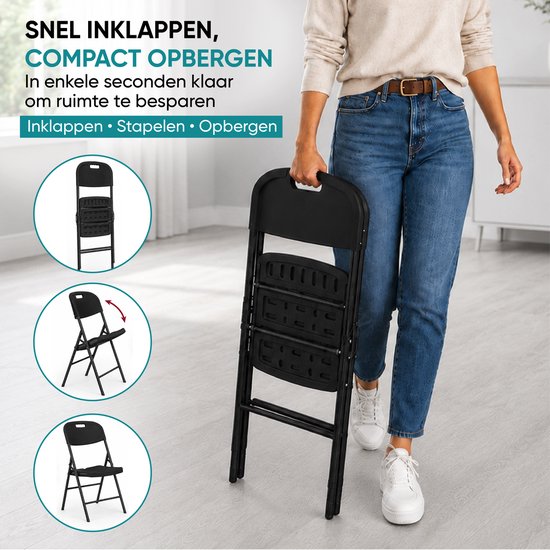Vrouw draagt een ingeklapte zwarte klapstoel – compact opbergen