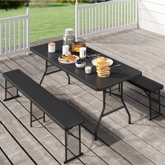 Tafel met tuinbanken op een terras met ontbijt