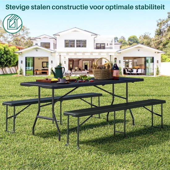 Tafel met tuinbanken voor een huis – stalen constructie