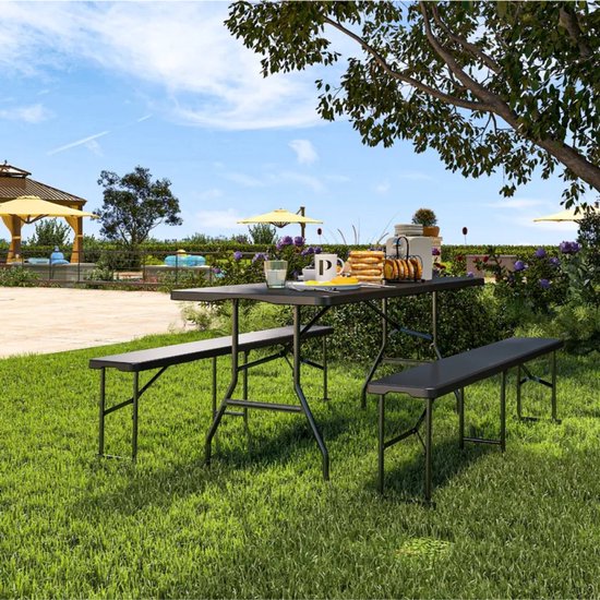 Tafel met tuinbanken op het gras in de tuin