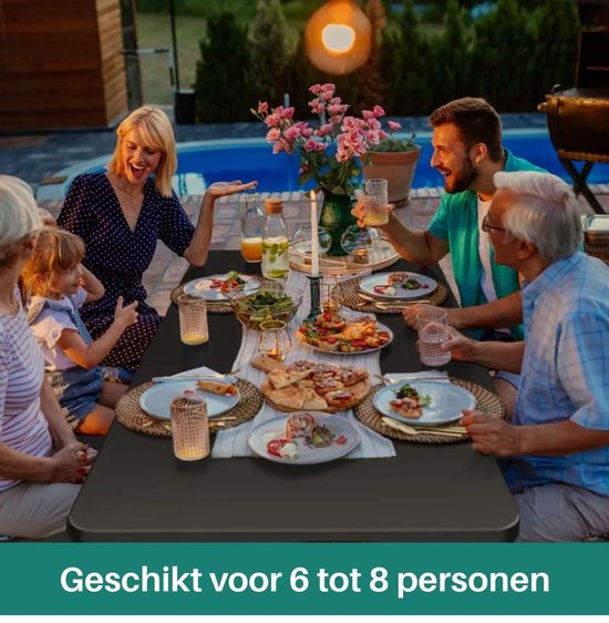 Familie eet aan de tafel met tuinbanken – geschikt voor 6 tot 8 personen