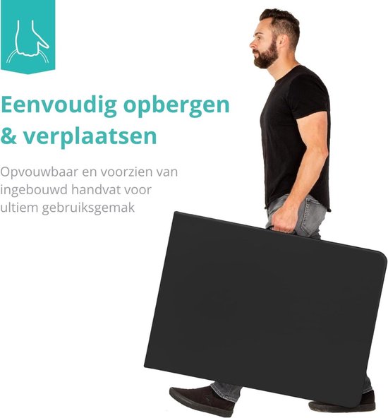 Man draagt de ingeklapte zwarte tafel aan het handvat