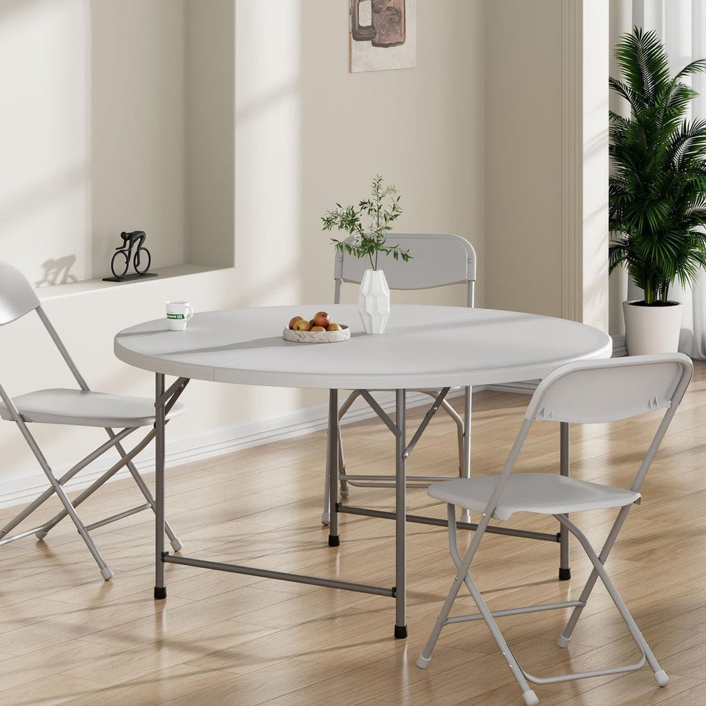 Witte ronde tafel met klapstoelen in een eetkamer