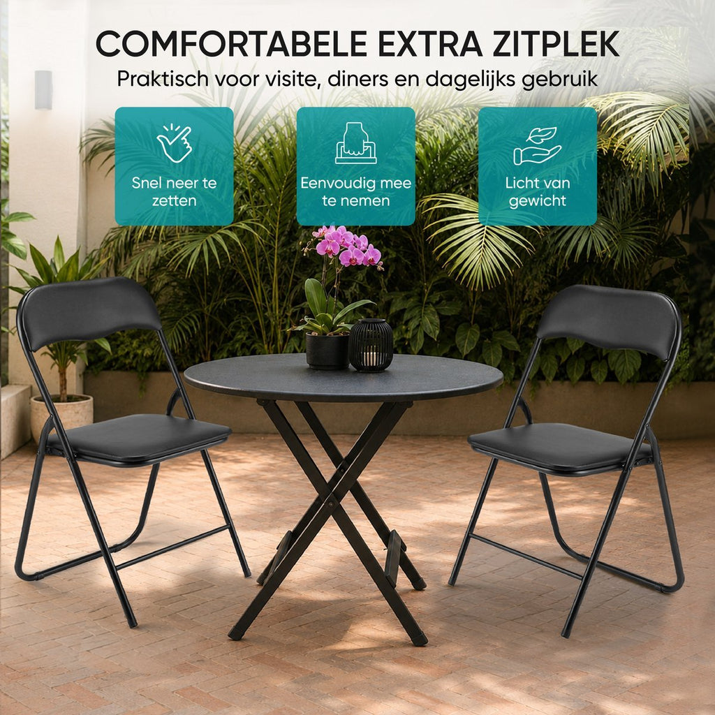 Twee zwarte klapstoelen met ronde tafel op een terras