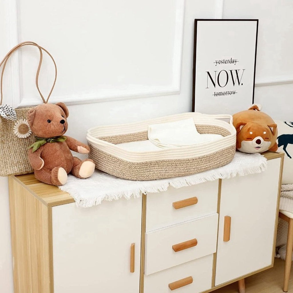 Beige verschoonmand op een witte commode in de babykamer