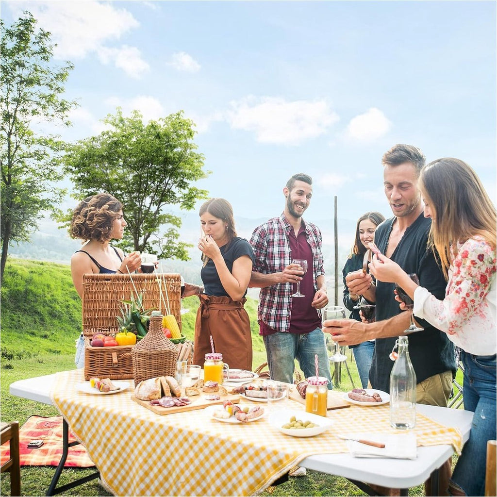 Gezelschap aan de witte inklapbare tafel 180 cm tijdens een picknick