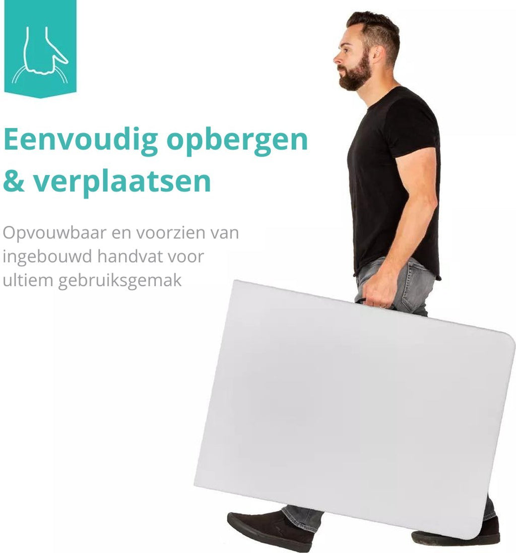 Man draagt de ingeklapte witte tafel 180 cm aan het handvat