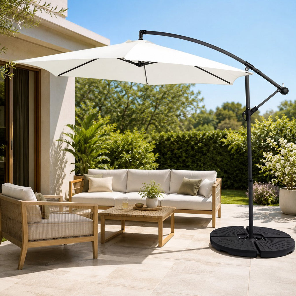 Zweefparasol met ronde parasoltegels op een terras