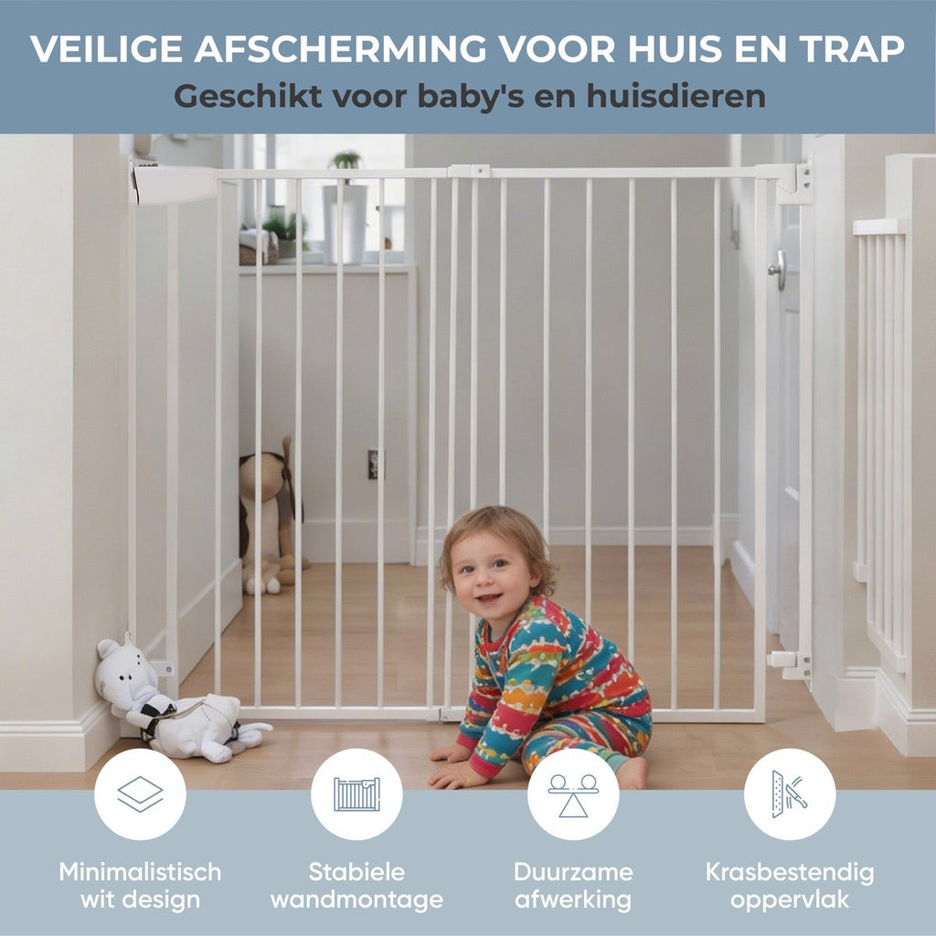 Wit uitschuifbaar traphek in de woonkamer met spelend kind