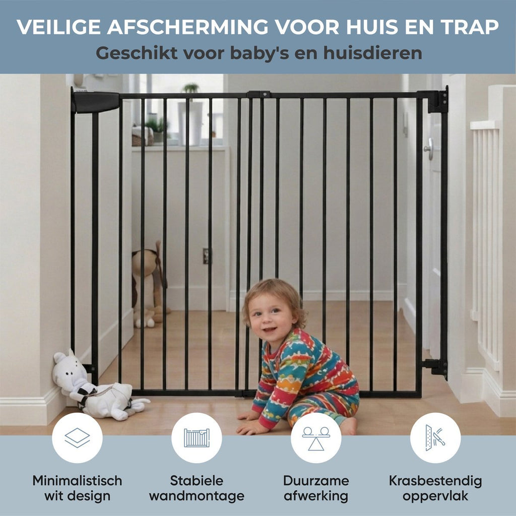 Zwart uitschuifbaar traphek in de woonkamer met spelend kind