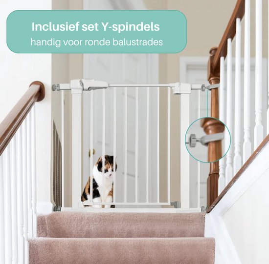 Wit traphek bij een trap met ronde balusters, met set Y-spindels