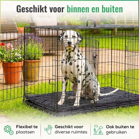 Hond in de hondenbench L buiten in de tuin