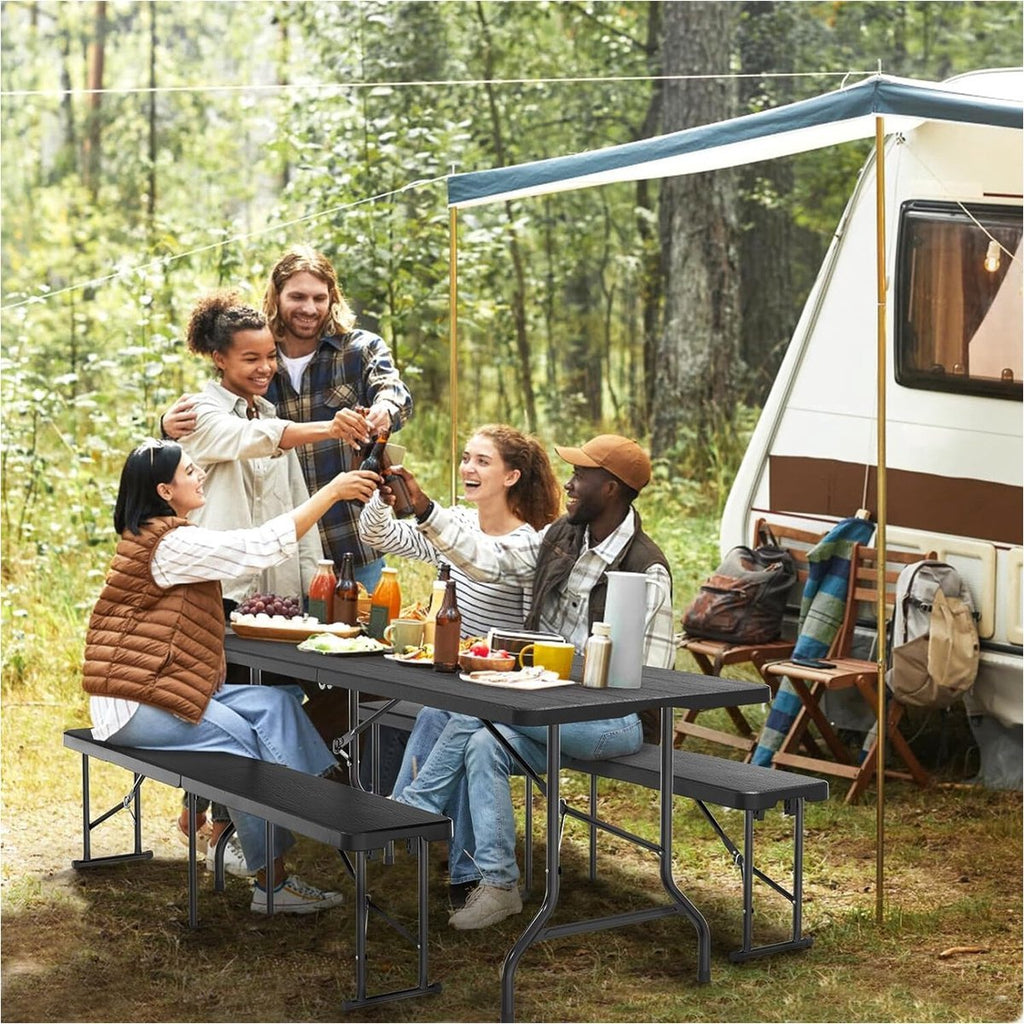 Gezelschap aan de zwarte inklapbare tafel 180 cm bij een caravan