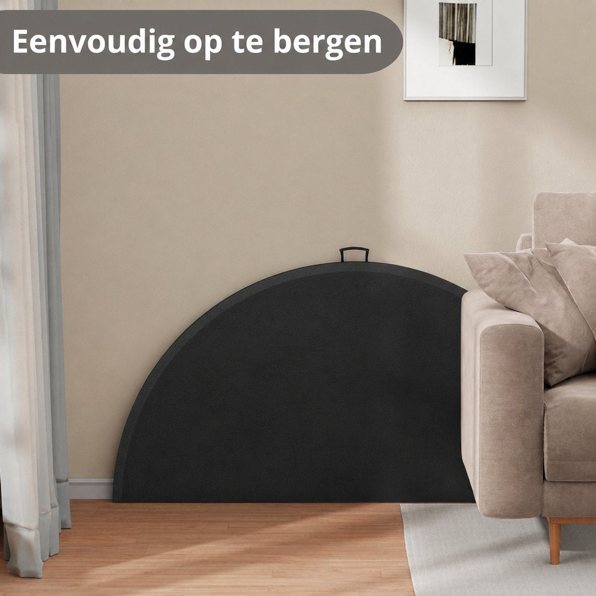 Ingeklapte zwarte ronde tafel tegen de muur opgeborgen