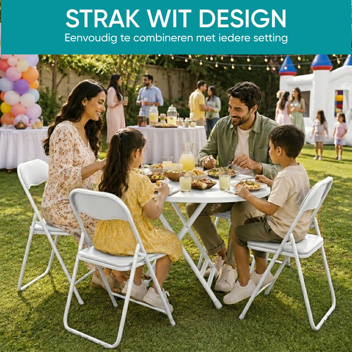Gezin aan tafel op witte klapstoelen tijdens een tuinfeest